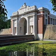 In de Meense Poort zijn de namen gebeiteld van de 54.896 soldaten die nooit werden teruggevonden op de slagvelden van de Eerste Wereldoorlog, Ieper, België
